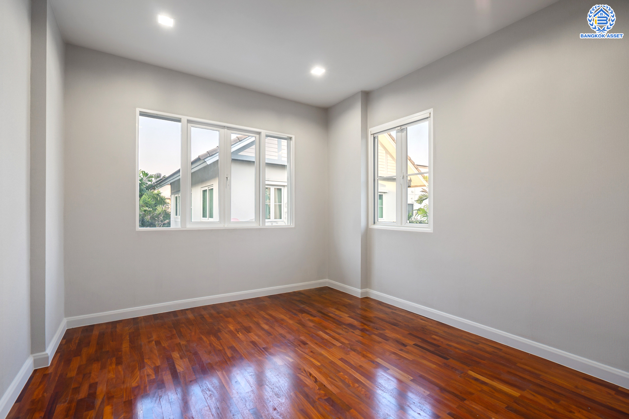 บ้านมือสองตกแต่งใหม่ ม.ลัดดารมย์ วัชรพล แบรนด์ Q.House หลังมุม เนื้อที่ 128 ตร.ว. ฟังก์ชัน 3 ห้องนอน 4 ห้องน้ำ 1 ห้องแม่บ้าน จอดรถได้ 4 คัน Facilities ครบครัน บนทำเลเชื่อมต่อหลายเส้นทาง ถ.รามอินทรา ถ.สายไหม และถ.พหลโยธิน ใกล้สนามบินดอนเมือง ทางด่วน "ศรีรัช" และ เซ็นทรัลรามอินทรา